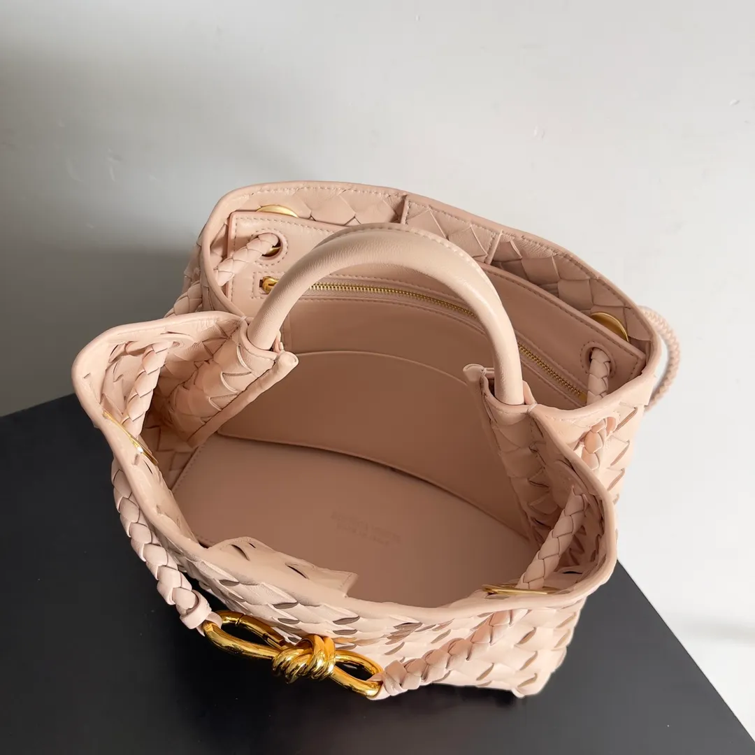 The 2023 new Andiamo batch of 1860 BV has been shipped‼ ️Really popular🔥The new Andiamo woven handbag launched by Bottega Veneta this season is really popular all over the world! ! Celebrities at home and abroad have worn it, and Oscar-winning actress Michelle Yeoh has taken it out on the street. Song Jia, Trai Yara, Yu Feihong, Sanji Ayaka, Rosie Hunting-Whiteley, Yoshioka Riho, etc. have all picked up this bag. It is classic and versatile, showing off its temperament, and the bag capacity is also large, which is very convenient for daily commuting! ! A variety of carrying methods, the shoulder straps can be adjusted by yourself, the original lambskin feels soft and delicate, and the neutral style is made to break gender boundaries and bring a more practical and longer-lasting use experience. Andiamo, which has both elegant and casual styles, perfectly interprets the true appearance of "fashionable old money style". Style number: 743568 Size: 25*22*10.5cm